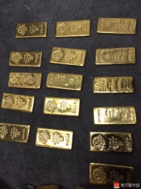 Vàng thỏi giấu dưới giường. Vàng thỏi giấu dưới giường.