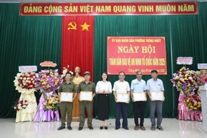 Phường Thống Nhất khen thưởng 15 tập thể, cá nhân xuất sắc trong phong trào Toàn dân bảo vệ an ninh Tổ quốc