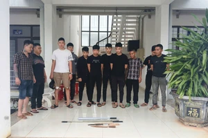Triệu tập 14 đối tượng cầm hung khí gây náo loạn giữa đêm