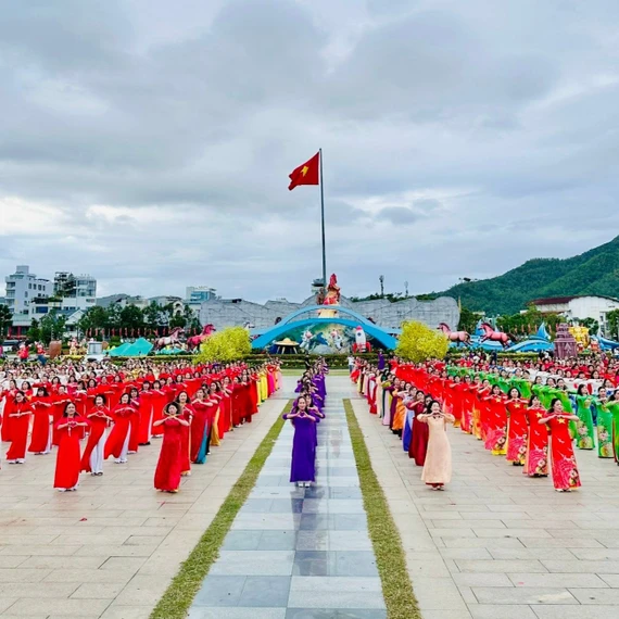 Hơn 600 phụ nữ tham gia đồng diễn, diễu hành áo dài “Phụ nữ Gia Lai - Khát vọng phát triển”.
