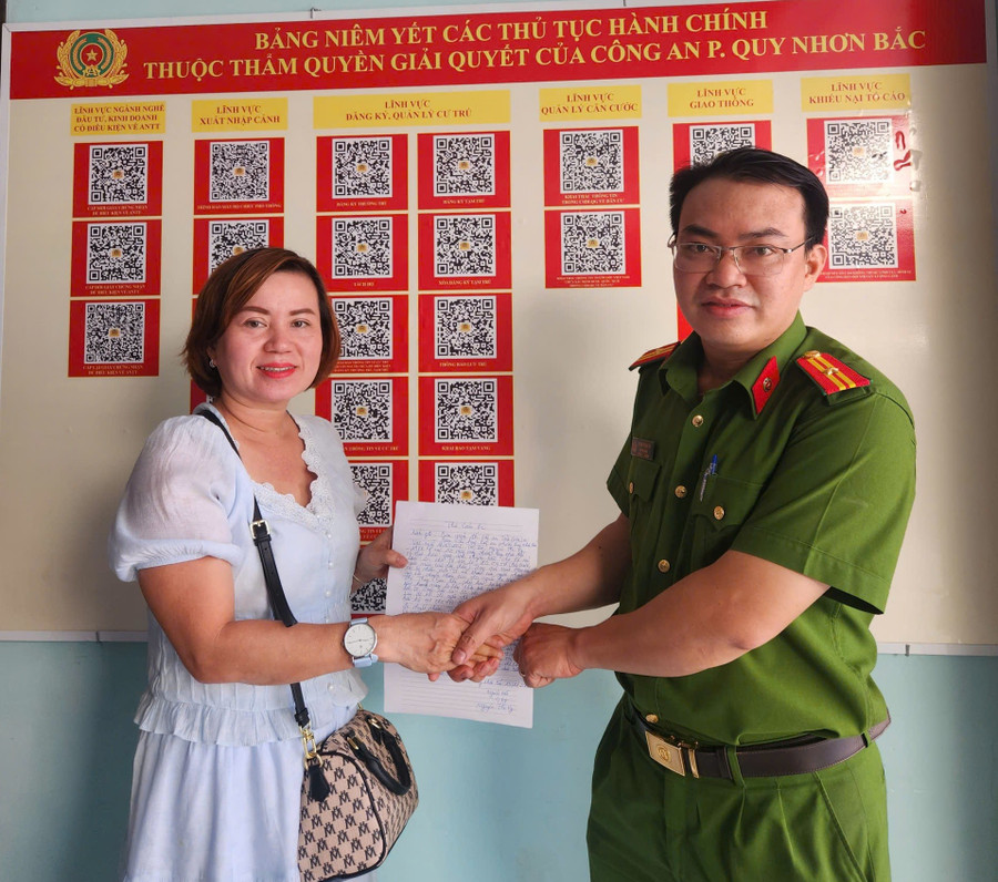 Chị Vy viết thư cảm ơn Công an phường Quy Nhơn Bắc sau khi nhận lại số tiền chuyển nhầm. Ảnh: ĐVCC chi-vy-viet-thu-cam-on-cong-an-phuong-quy-nhon-bac.jpg