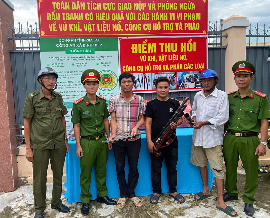 Người dân tự nguyện mang kiếm, súng tự chế đến Công an xã Bình Hiệp giao nộp. Ảnh: ĐVCC nguoi-dan-tu-nguyen-giao-nop-vu-khi-6433.jpg