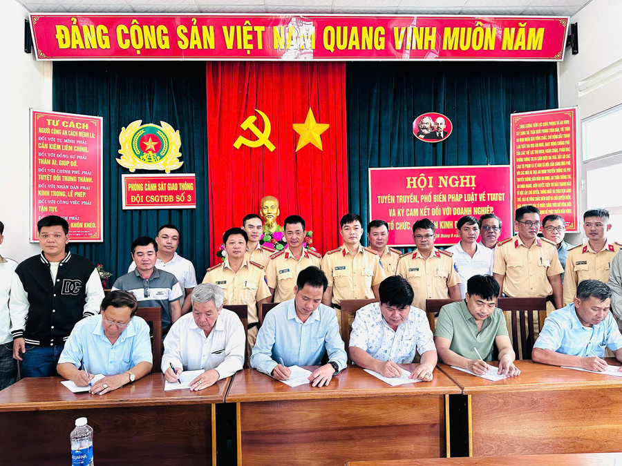 Các doanh nghiệp ký cam kết chấp hành quy định pháp luật về giao thông. Ảnh: ĐVCC 2-3032.jpg