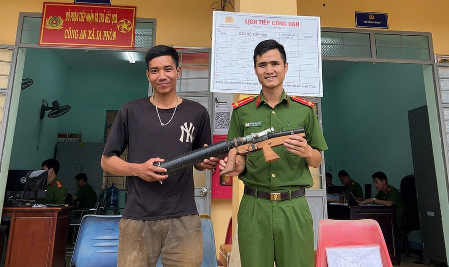 Anh Ksor Xương tự nguyện giao nộp khẩu súng tự chế cho Công an xã Ia Pnôn. Ảnh: ĐVCC 1.jpg