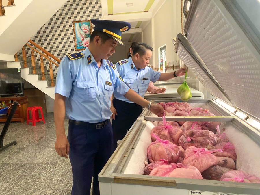 Thịt heo được bà T. bảo quản trong các tủ đông. Ảnh: Nguyễn Chơn 2-7220.jpg