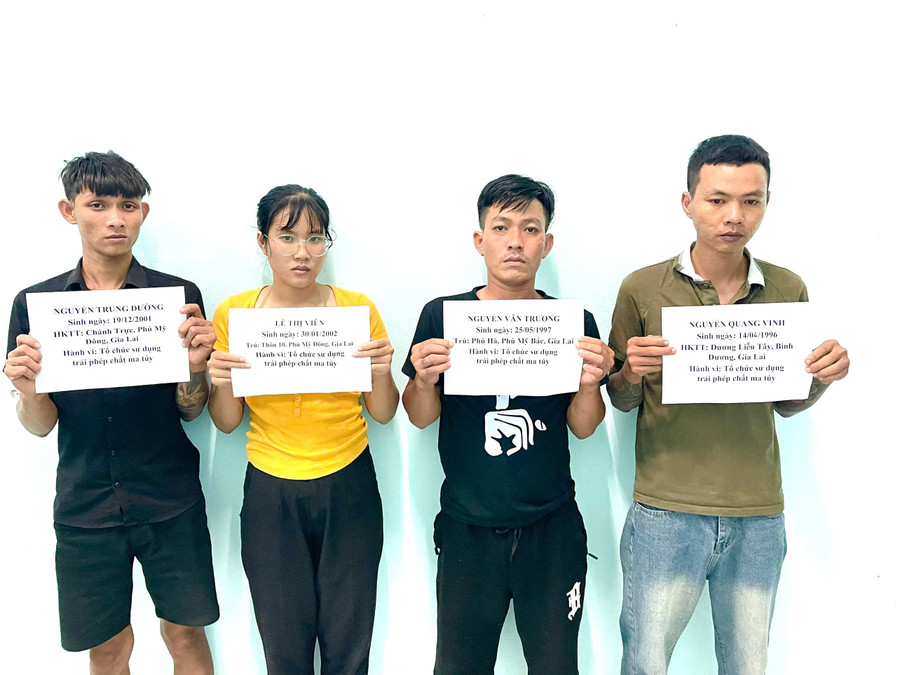 4 đối tượng (lần lượt từ trái qua) Đường, Viên, Trương, Vinh tại cơ quan Công an. Ảnh: ĐVCC 4-doi-tuong-tai-co-quan-cong-an.jpg