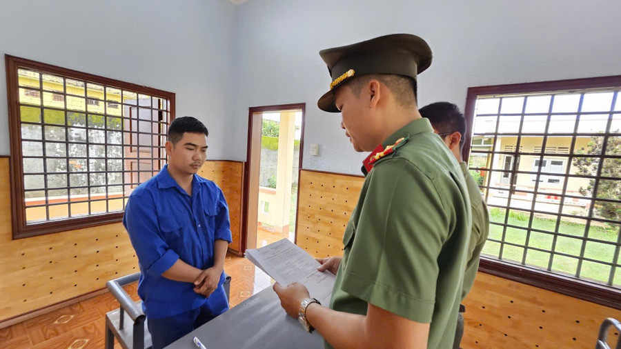 Trần Thế Huy - đối tượng cầm đầu đường dây dụ dỗ hàng trăm nghìn người dân mở và rút tiền từ thẻ tín dụng để chiếm đoạt tiền. Ảnh: Sỹ Đức khoi-to-tran-the-huy.jpg
