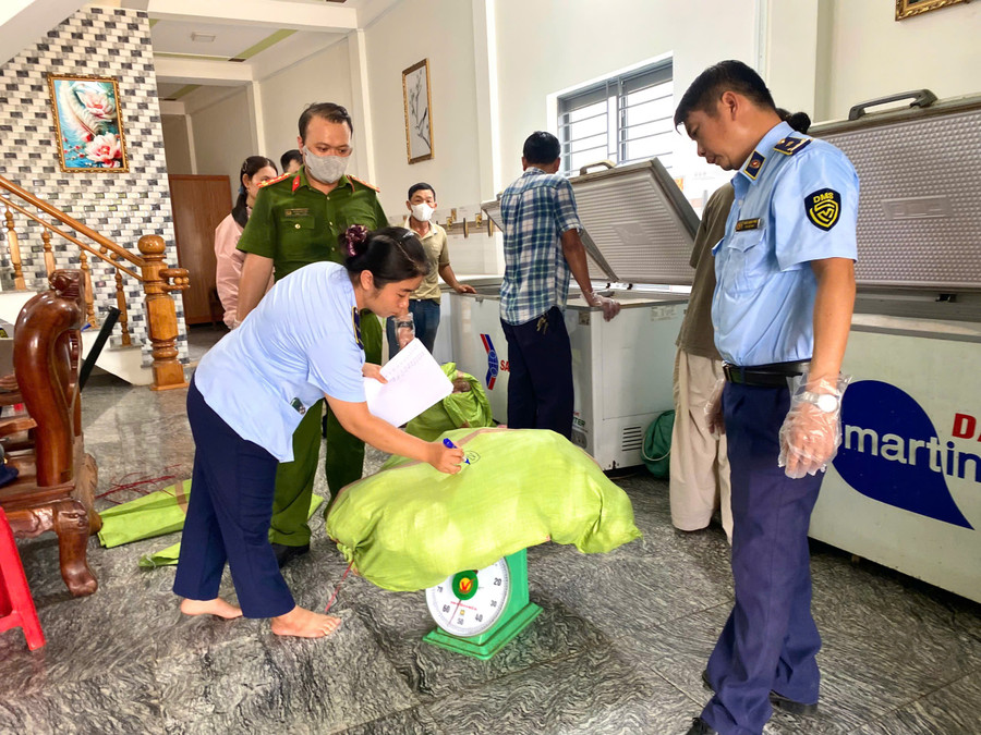 Lực lượng chức năng tiến hành kiểm đếm lượng hàng vi phạm. Ảnh: Nguyễn Chơn 5.jpg