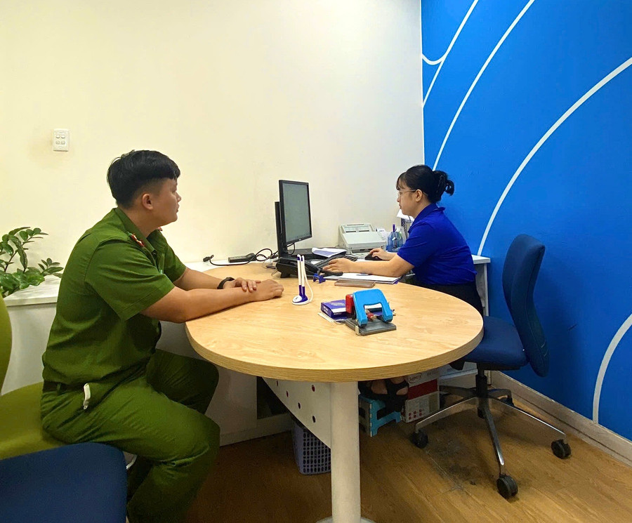 Cán bộ Công an phường An Khê làm việc với nhân viên ngân hàng để xác minh thông tin. Ảnh: ĐVCC can-bo-cong-an-phuong-lam-viec-voi-ngan-hang.jpg