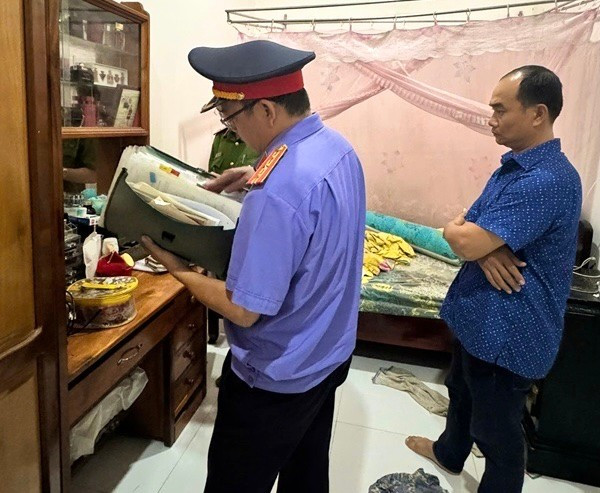 Khám xét nơi ở đối tượng. Ảnh: ĐVCC kham-xet-noi-o-doi-tuong.jpg