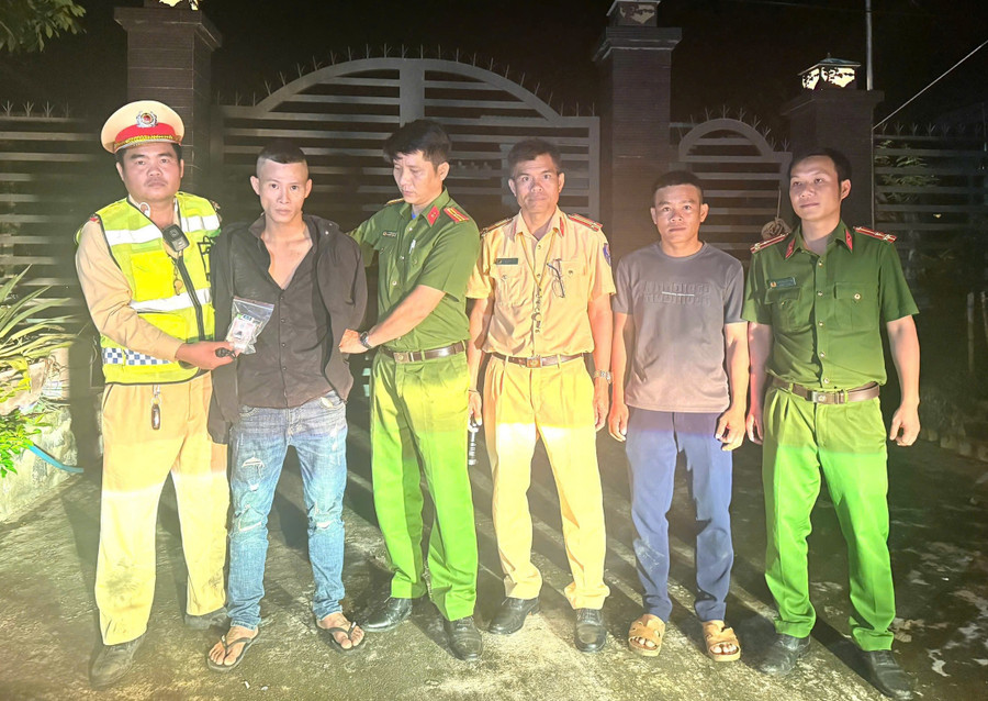 Đối tượng Tín bị bắt quả tang tàng trữ trái phép chất ma túy khi đang điều khiển xe máy chạy trên đường. Ảnh: ĐVCC bat-qua-tang-doi-tuong-tin.jpg