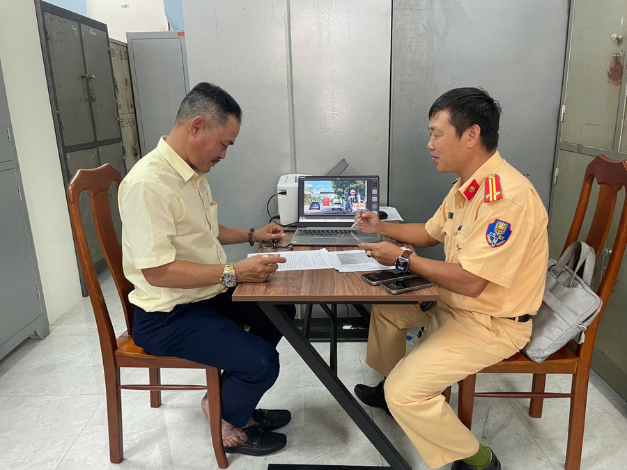 Tài xế Trần Phước Đ. làm việc tại Phòng Cảnh sát giao thông. Ảnh: ĐVCC 1-285.jpg