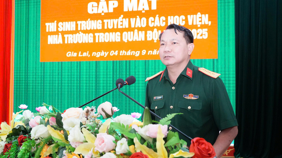 Đại tá Mai Kim Bình-Chính ủy Bộ CHQS tỉnh-biểu dương tinh thần nỗ lực, rèn luyện của các tân học viên trong thời gian qua. Ảnh: Man Đức Dũng 1-3674.jpg
