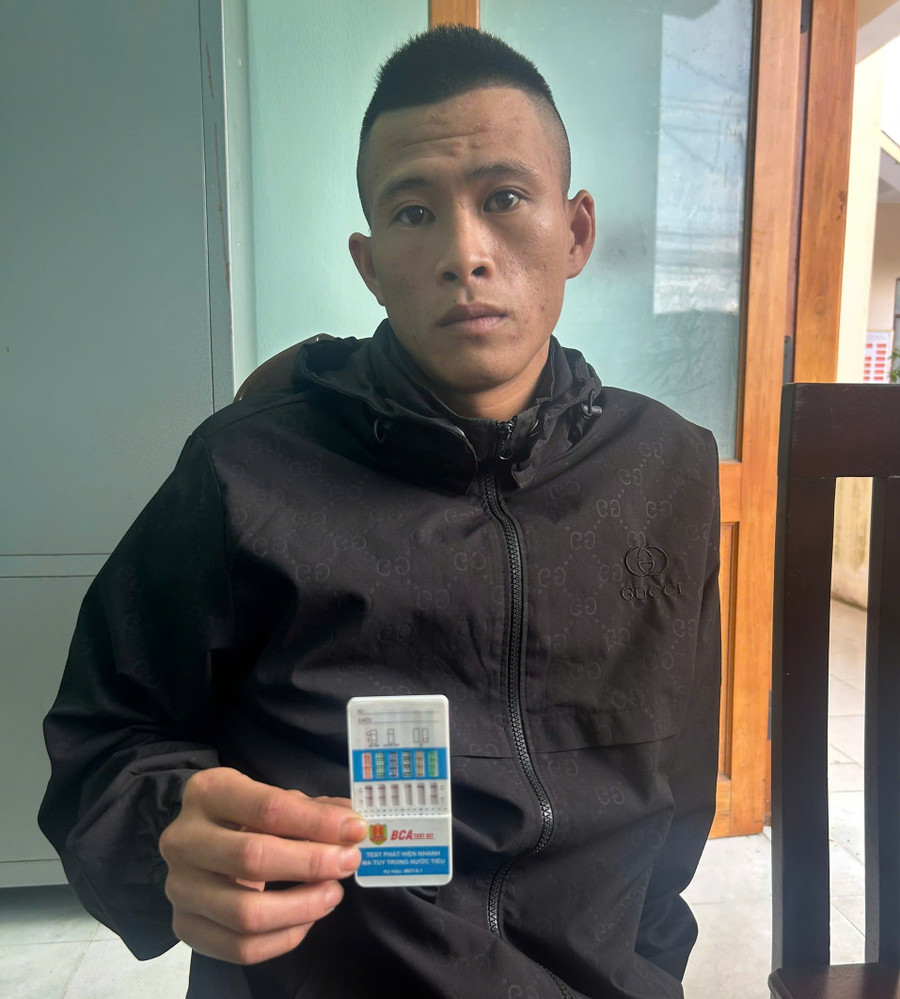 Thời điểm bị phát hiện, đối tượng Tín dương tính với ma túy. Ảnh: ĐVCC doi-tuong-tin-tai-co-quan-cong-an.jpg