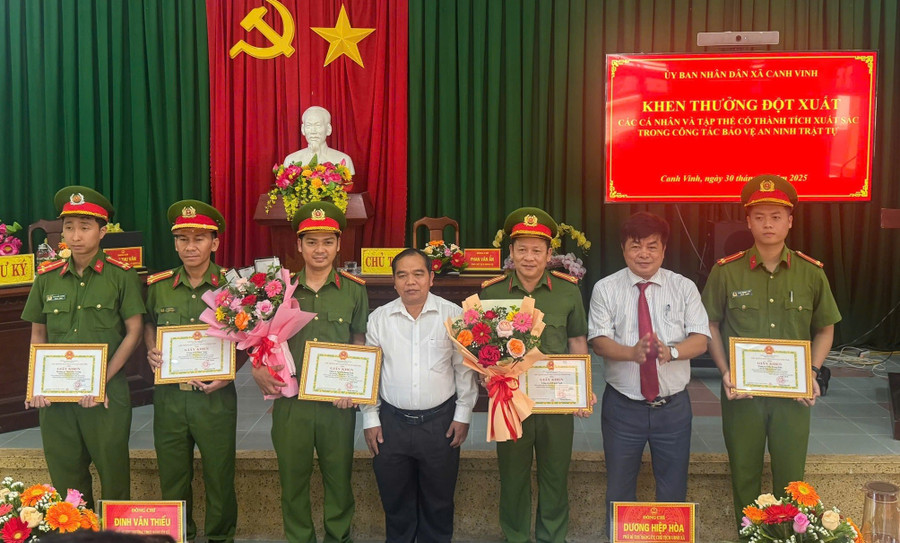 Lãnh đạo xã Canh Vinh biểu dương, tặng giấy khen cho tập thể Công an xã và các cán bộ, chiến sĩ có thành tích xuất sắc. Ảnh: ĐVCC khen-thuong-cong-an-xa-canh-vinh.jpg