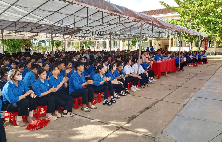 Học sinh Trường THPT Hoà Bình (phường An Nhơn Bắc) dự buổi tuyên truyền pháp luật đầu năm học mới. Ảnh: ĐVCC 4.jpg