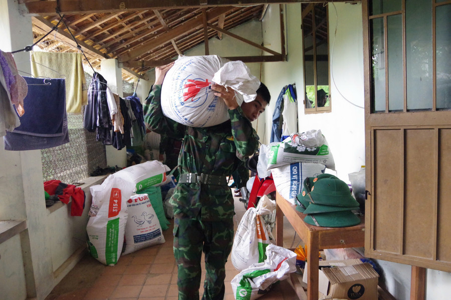 Помощь жителям коммуны Биньан в переезде их имущества. Фото: Хуен Транг di-doi-tai-san.jpg