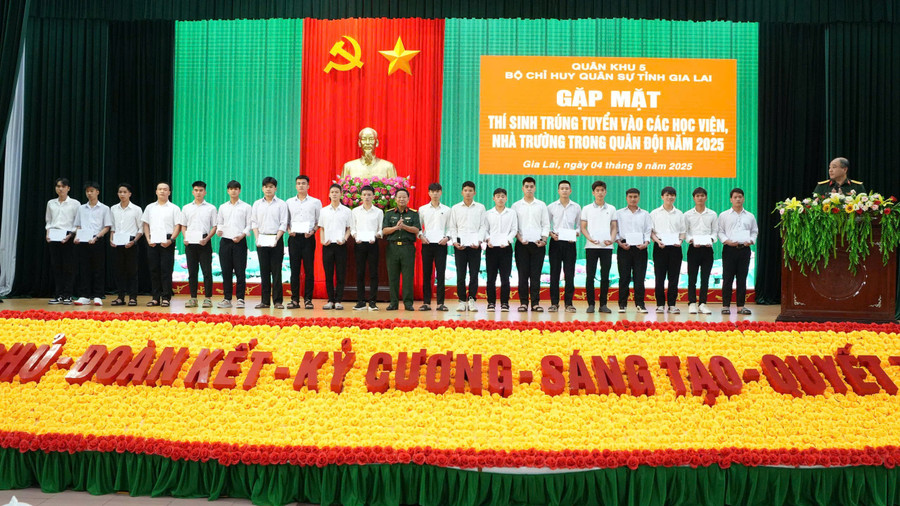 Đại tá Mai Kim Bình-Chính ủy Bộ CHQS tỉnh-tặng quà các tân học viên. Ảnh: Man Đức Dũng 2-6096.jpg