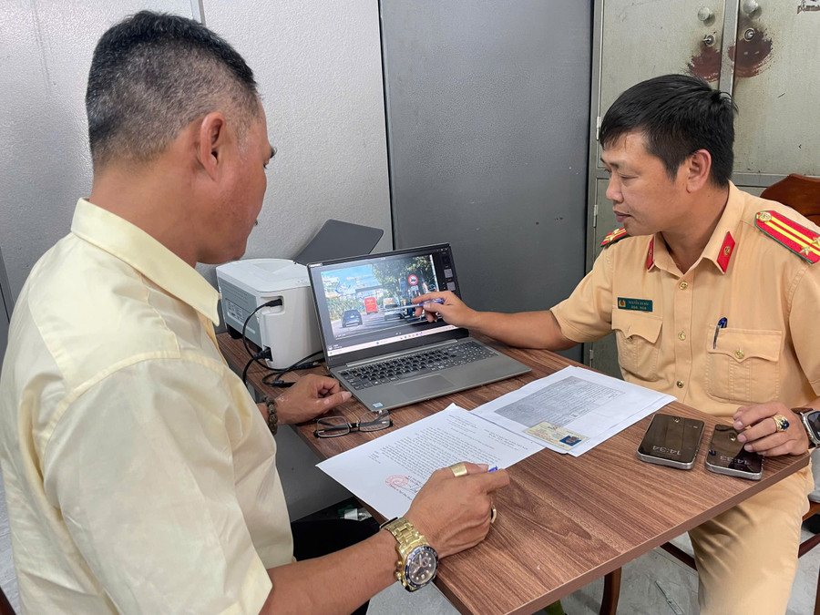 Tài xế đã thừa nhận hành vi vi phạm. Ảnh: ĐVCC 2-723.jpg