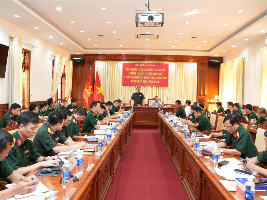 Buổi làm việc của đoàn công tác Bộ Quốc phòng tại Bộ CHQS tỉnh vào chiều 23-10. Ảnh: Man Đức Dũng buoi-lam-viec-tai-bo-chqs-tinh.jpg