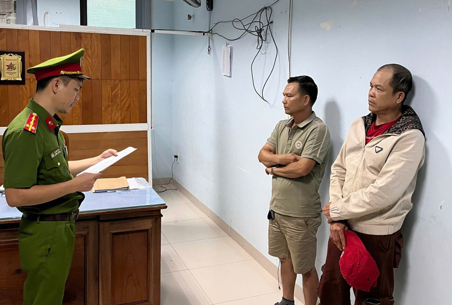 Cơ quan Cảnh sát điều tra Công an tỉnh Gia Lai thi hành lệnh bắt khẩn cấp đối với Lương Ngọc Thạch và Lê Hữu Quang. Ảnh: ĐVCC bat-hai-doi-tuong-9297.jpg