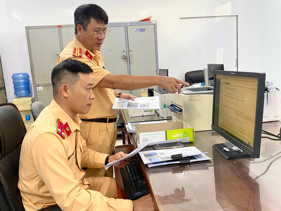 Cán bộ Phòng Cảnh sát giao thông trích xuất, đối chiếu hình ảnh, thông tin phương tiện vi phạm phát hiện qua hệ thống camera giám sát. Ảnh: Nguyễn Chơn 6.jpg