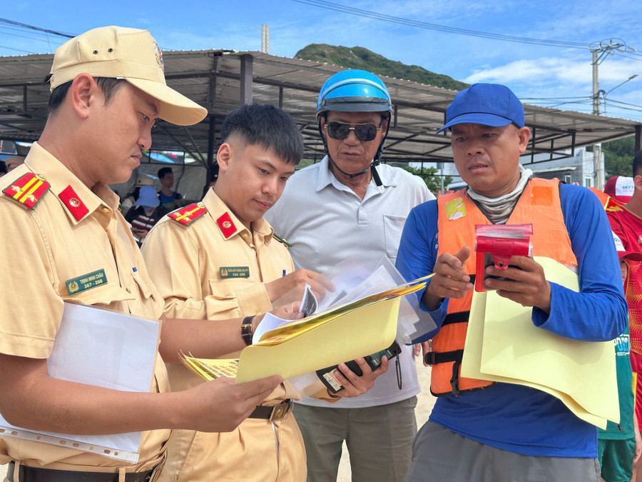 Tuyên truyền quy định về an toàn giao thông đường thủy nội địa tại cho các phương tiện chở khách khu lịch tại khu vực biển Quy Nhơn Đông. Ảnh: ĐVCC 2.jpg