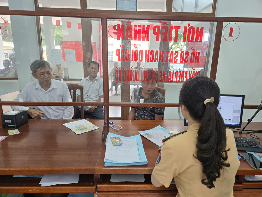 Tiếp nhận hồ sơ cấp, đổi GPLX tại Phòng Cảnh sát Giao thông (Công an tỉnh Gia Lai). Ảnh: Nguyễn Chơn cap-doi-giay-phep-lai-xe.jpg