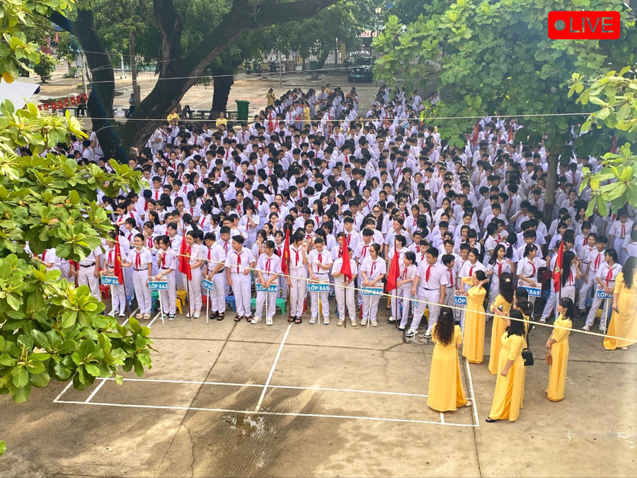 Gần 2.000 thầy cô giáo, học sinh Trường THCS Lê Hồng Phong (phường Quy Nhơn) tham dự lễ khai giảng năm học 2025-2026. Ảnh: Nguyễn Chơn 5-9926.jpg