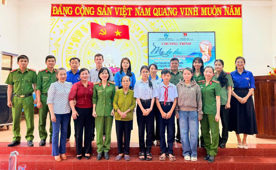 Hai em Mai và Tài được cán bộ chiến sỹ Công an phường Hoài Nhơn nhận làm con nuôi. Ảnh: ĐVCC nhan-do-dau-2-hoc-sinh-mo-coi.jpg