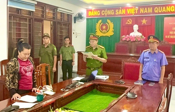 Thi hành lệnh bắt tạm giam đối tượng Hồ Thị Mỹ Hạnh. Ảnh: ĐVCC thi-hanh-lenh-bat-doi-tuong.jpg