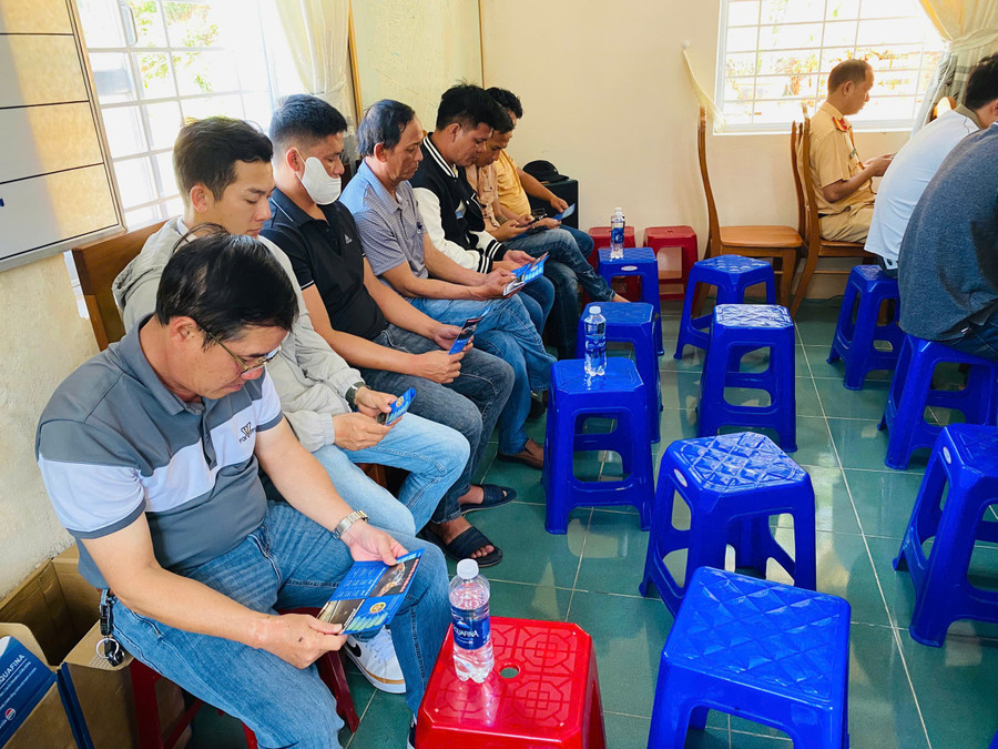 Đại diện các đơn vị tìm hiểu quy định pháp luật về giao thông qua tài liệu do lực lượng Cảnh sát giao thông cung cấp. Ảnh: ĐVCC 3-9643.jpg