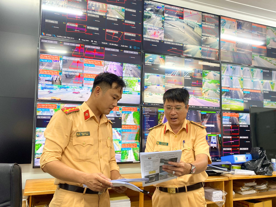 Cán bộ Phòng Cảnh sát Giao thông xác minh thông tin phương tiện vi phạm. Ảnh: Nguyễn Chơn 2.jpg