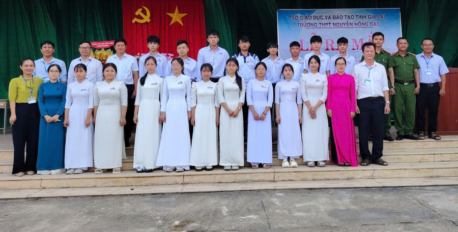 Ra mắt mô hình “Tổ đoàn viên xung kích đảm bảo an ninh trật tự” tại Trường THPT Nguyễn Hồng Đạo. Ảnh: ĐVCC 1-2590.jpg