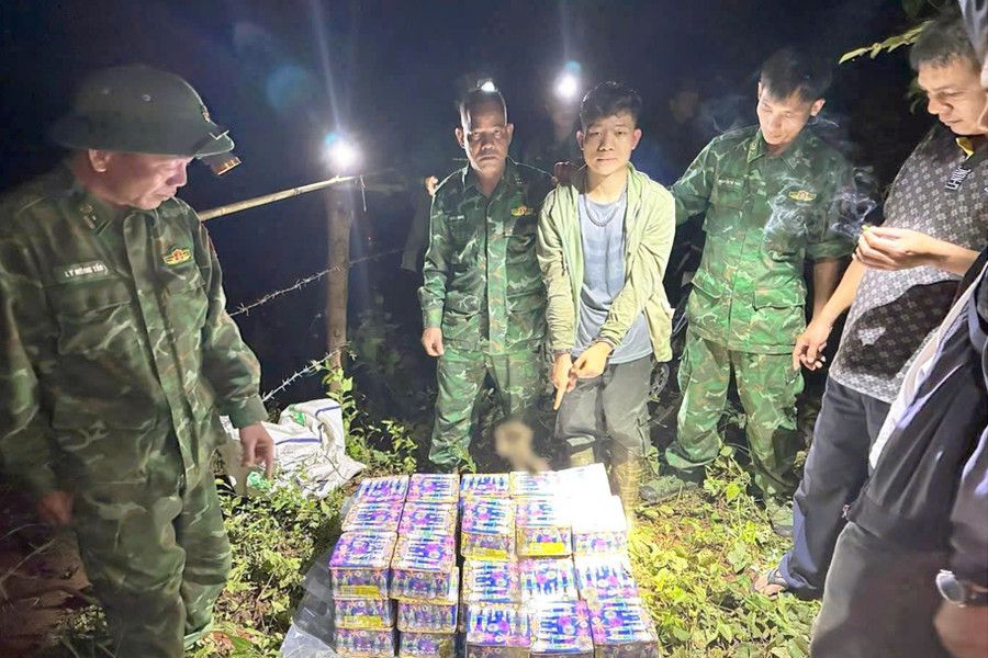 28 октября на пограничном посту Иа Нан был арестован человек, незаконно хранивший наркотики и перевозивший петарды через границу. Фото: Тхань Бинь bat-giu.jpg