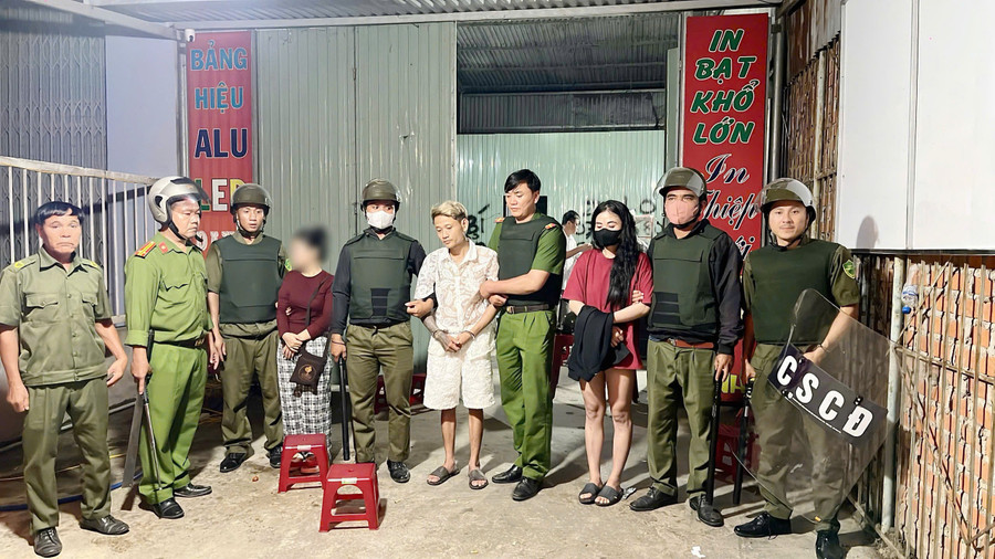 Đối tượng Thảo (thứ 5 từ phải sang) và H. (thứ 3 từ phải sang) thời điểm bị phát hiện sử dụng trái phép chất ma túy. Ảnh: ĐVCC tam-giu-doi-tuong.jpg