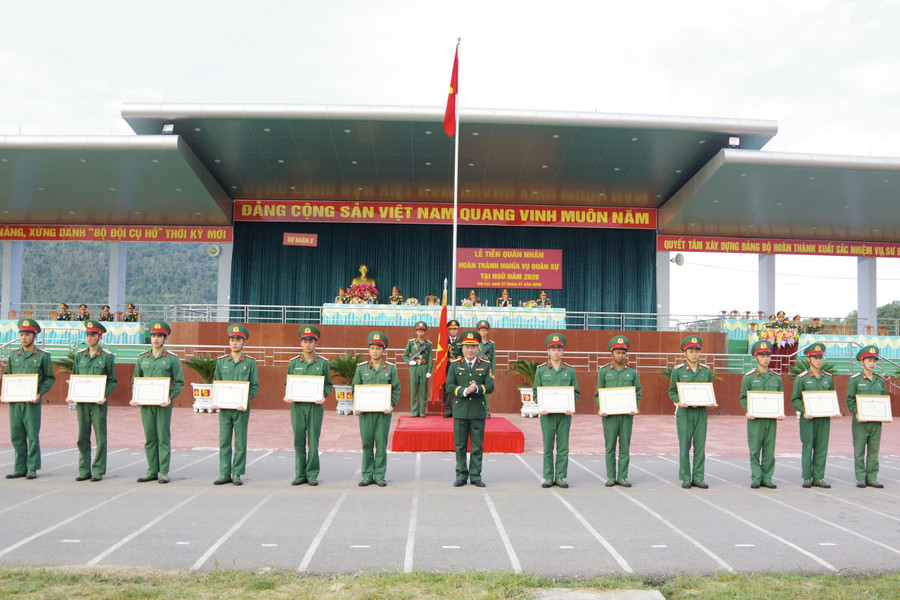 trao-bang-khen.jpg