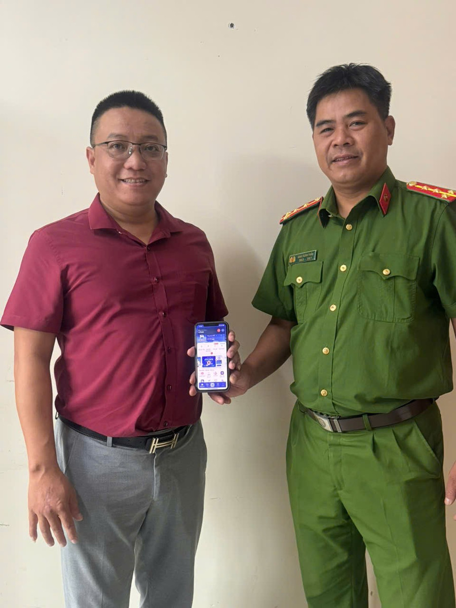 Anh Trần Quang Hiếu cảm ơn Công an xã Kbang sau khi nhận lại số tiền 450 triệu đồng chuyển nhầm. Ảnh: ĐVCC 1.jpg