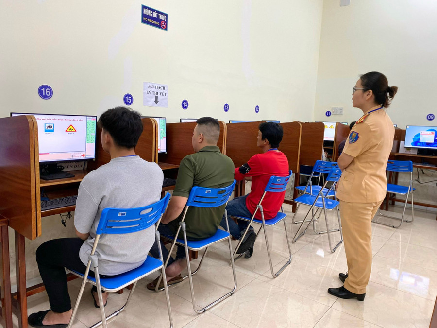 Học viên sát hạch lý thuyết tại Trung tâm Đào tạo nghiệp vụ Giao thông vận tải Bình Định. Ảnh: Nguyễn Chơn hoc-vien-sat-hach-ly-thuyet.jpg