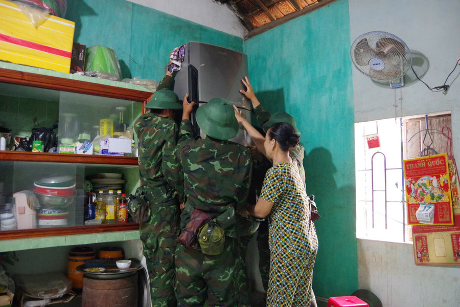 Помогаем людям собрать вещи и имущество до наступления шторма. Фото: Хуен Транг ke-cao-vat-dung.jpg