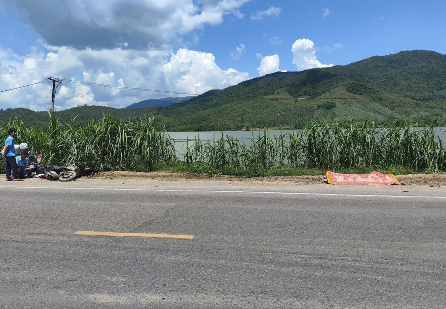 Người đàn ông điều khiển xe mô tô tử vong bên đường sau khi va chạm với ô tô đầu kéo. Ảnh: Người dân cung cấp hien-truong-vu-tai-nan.jpg
