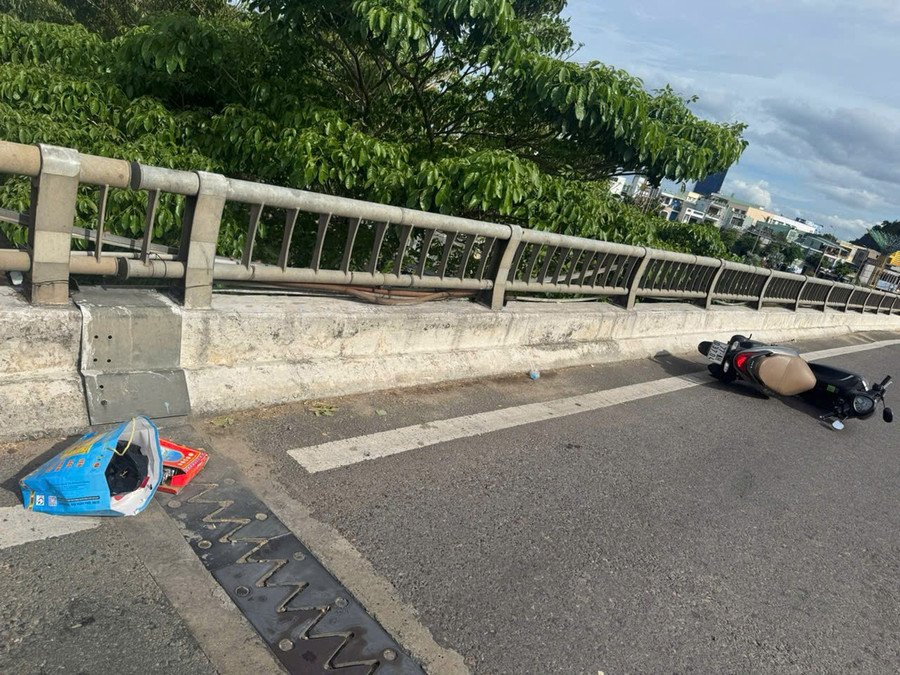 Xe máy nạn nhân nằm trên cầu Hà Thanh 1. Ảnh: Đội SOS 115 Bình Định 3.jpg