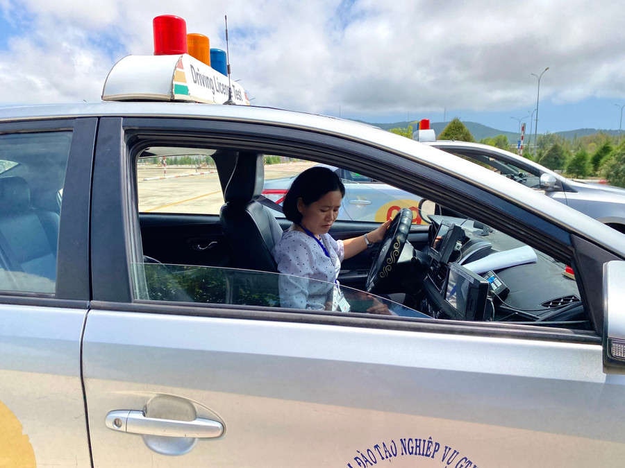 Thí sinh chuẩn bị sát hạch thực hành tại Trung tâm Đào tạo nghiệp vụ giao thông vận tải Bình Định. Ảnh: Nguyễn Chơn thi-sinh-sat-hach-thuc-hanh.jpg