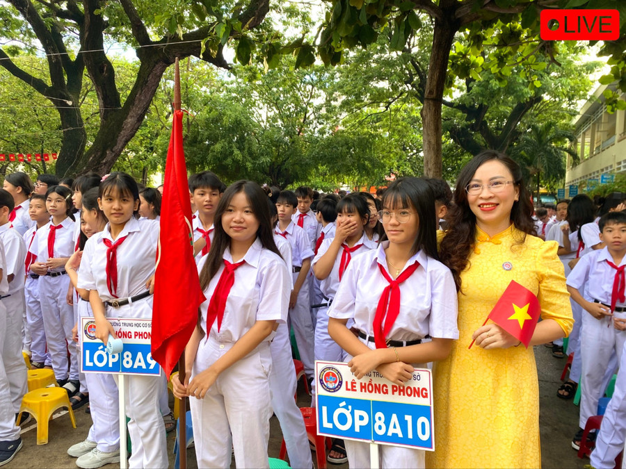 Cô trò lớp 8A10 Trường THCS Lê Hồng Phong chụp ảnh kỷ niệm trong ngày khai giảng. Ảnh: Nguyễn Chơn 4-7952.jpg