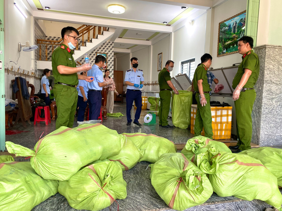 Tổ liên ngành kiểm đếm, buộc tiêu hủy hơn 4 tấn thịt và mỡ heo bốc mùi hôi thối, không rõ nguồn gốc, xuất xứ tại hai địa điểm ở phường An Nhơn Nam. Ảnh: Nguyễn Chơn 3.jpg