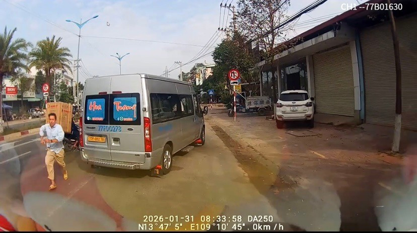 tai-xe-o-to-khach-tat-dau-xe-roi-chay-di-danh-nguoi.jpg