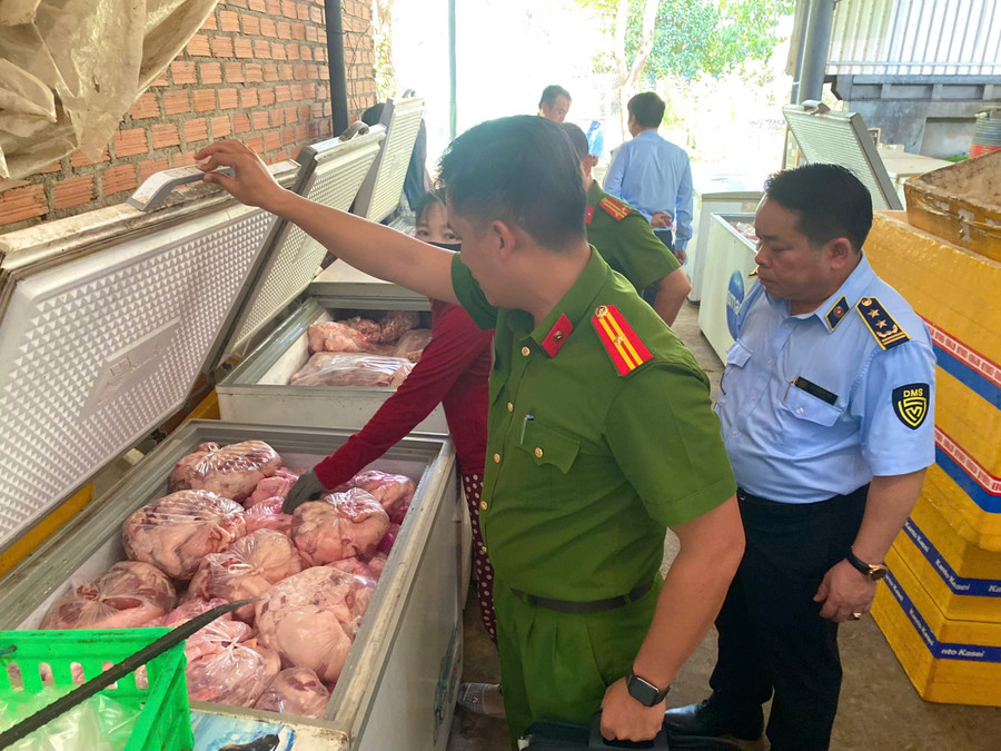 Thịt heo phát hiện tại Công ty TNHH kinh doanh thực phẩm Q.V. Ảnh: Nguyễn Chơn 3-7006.jpg