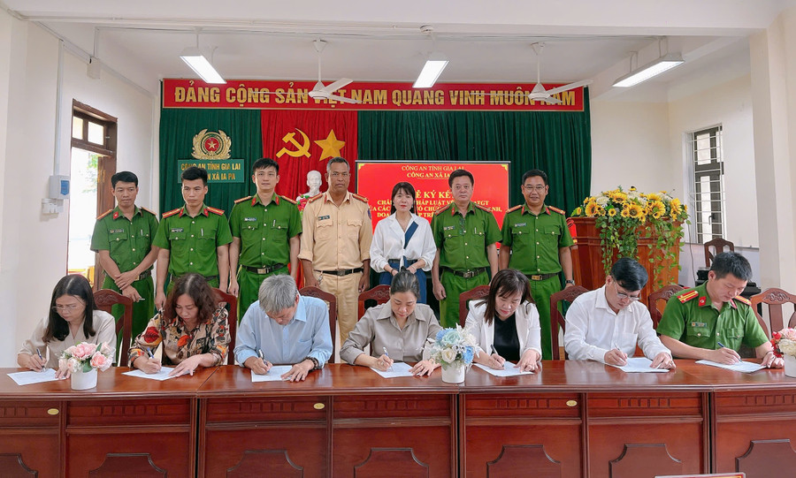 Đại diện các cơ quan, tổ chức, trường học trên địa bàn xã Ia Pa ký cam kết chấp hành pháp luật. Ảnh: ĐVCC 2.jpg