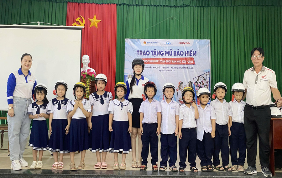 Ban tổ chức tặng mũ bảo hiểm cho học sinh lớp 1 Trường Tiểu học số 1 Phù Mỹ. Ảnh: ĐVCC tang-mu-bao-hiem-cho-hoc-sinh.jpg