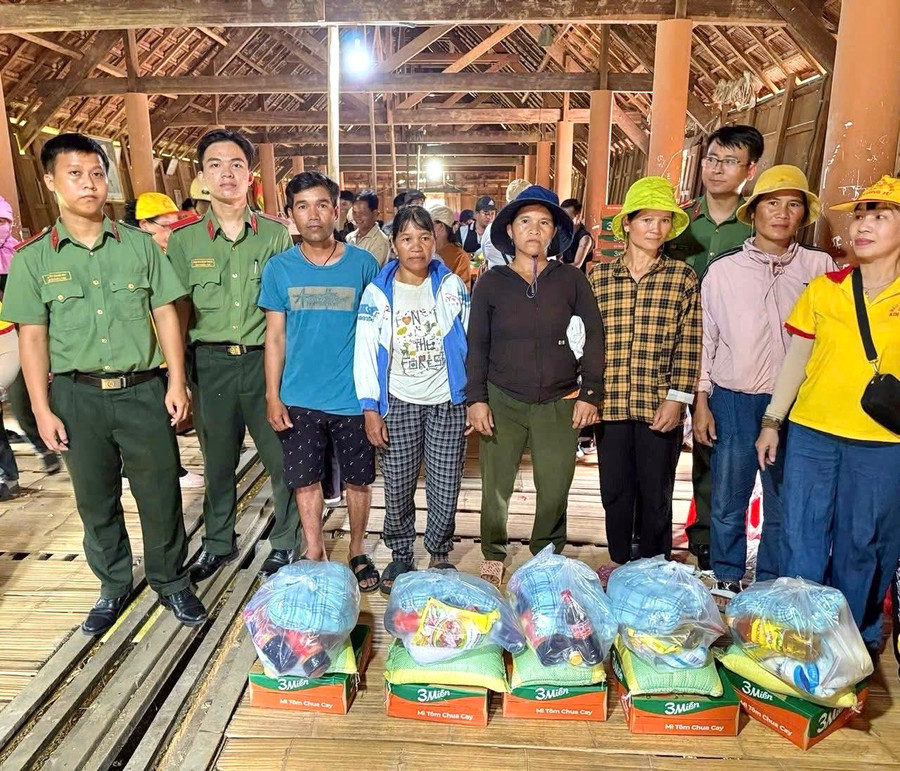 Ban tổ chức trao quà cho các hộ gia đình khó khăn tại thôn K4 (xã Vĩnh Sơn). Ảnh: ĐVCC img-1276.jpg